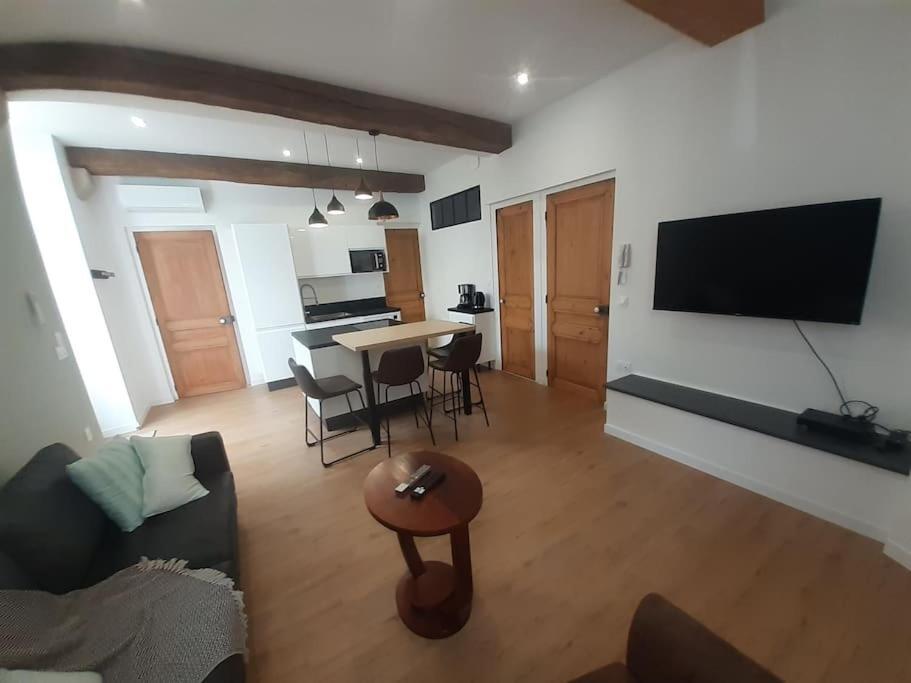 Classe 4 Etoiles - Cybele - Centre Ville 2 Chambres, Cour Privative Et Garage Vienne Kültér fotó