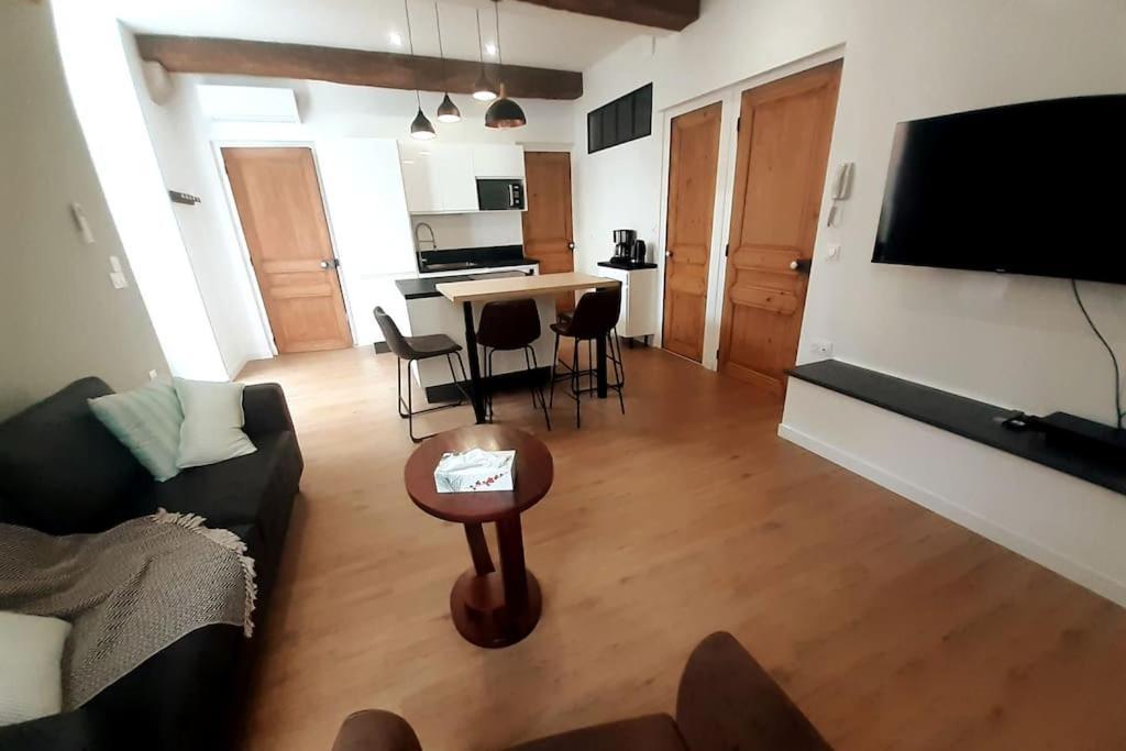 Classe 4 Etoiles - Cybele - Centre Ville 2 Chambres, Cour Privative Et Garage Vienne Kültér fotó